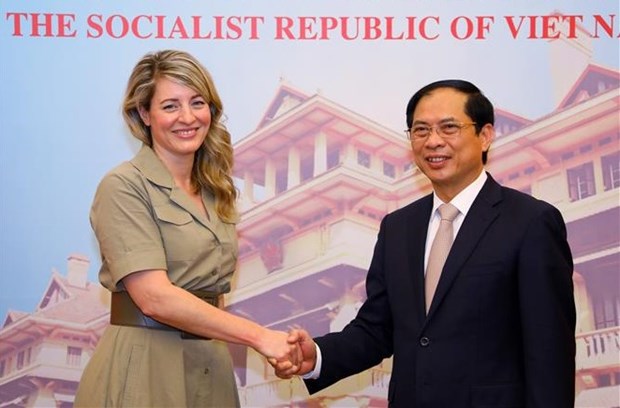 Vietnamese, Canadian FMs seek ways to boost bilateral partnership